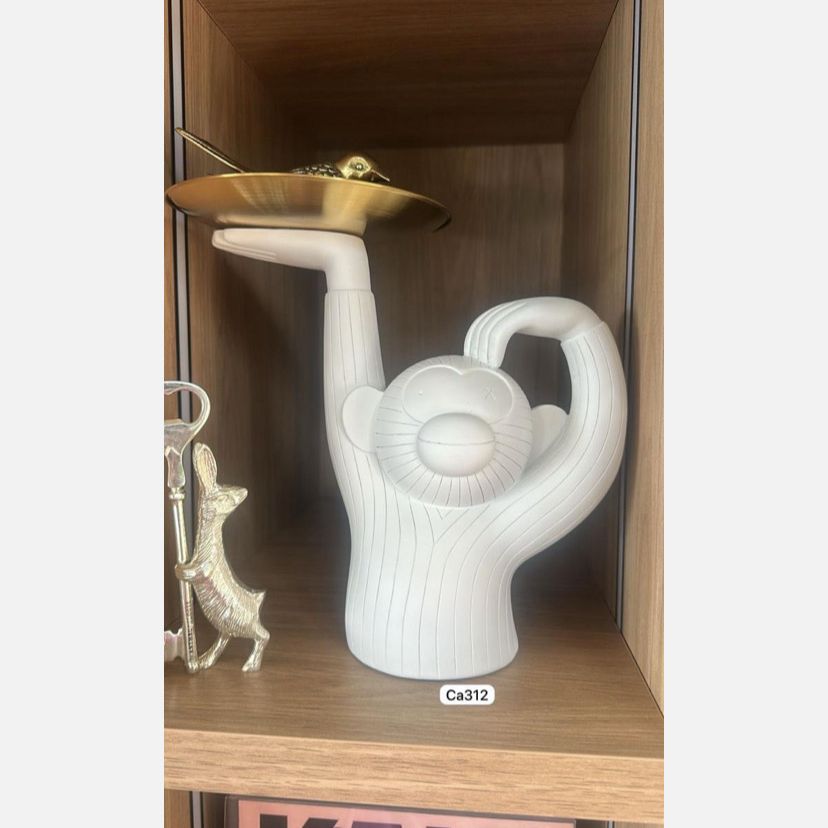 Articulo decorativo mono resina blanco bandeja dorada 28,5cm* 14cm* 30cm