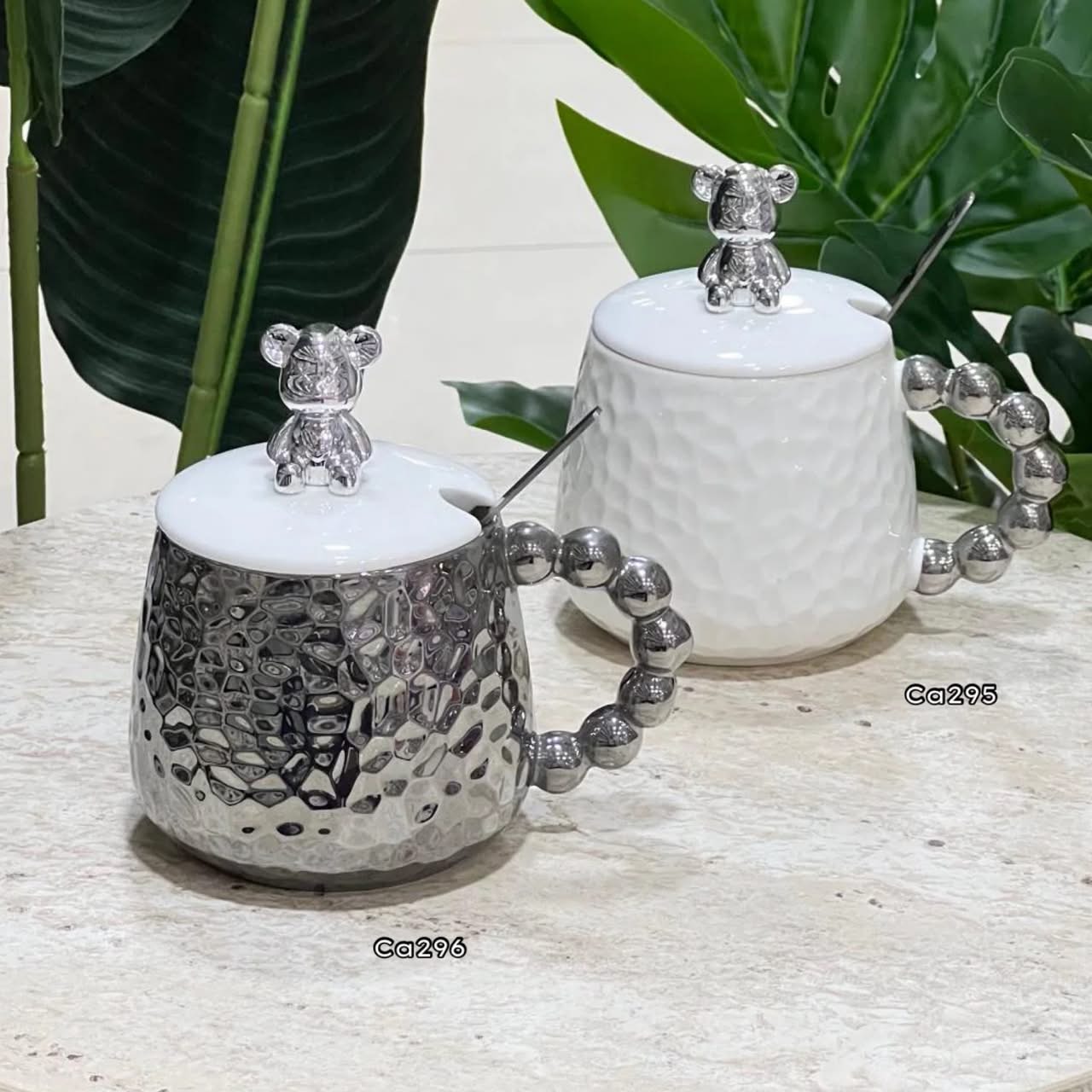 Mugs blanco ceramica detalle oso en tapa manija bolas plateado 430ml