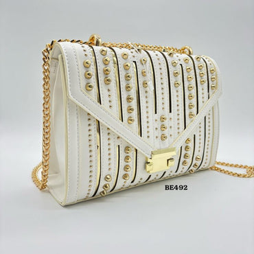 Bolso blanco detalles apliques dorado 24cm* 9cm* 17cm C- 23197