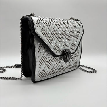 Bolso plateado apliques y cadena plomo 20cm* 7cm* 16cm C- 23195