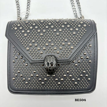 Bolso negro apliques y cadena plomo 20cm* 7cm* 16cm C- 23195
