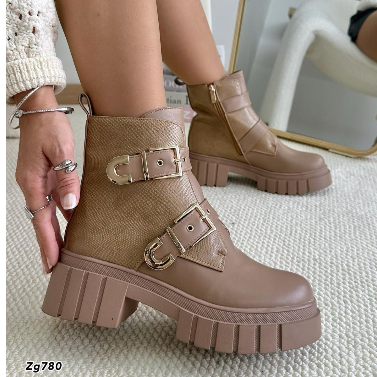 Botin textura café correas detalles dorado suela 5cm IS14-028