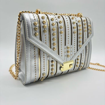 Bolso plateado detalles apliques dorado 24cm* 9cm* 17cm C- 23197