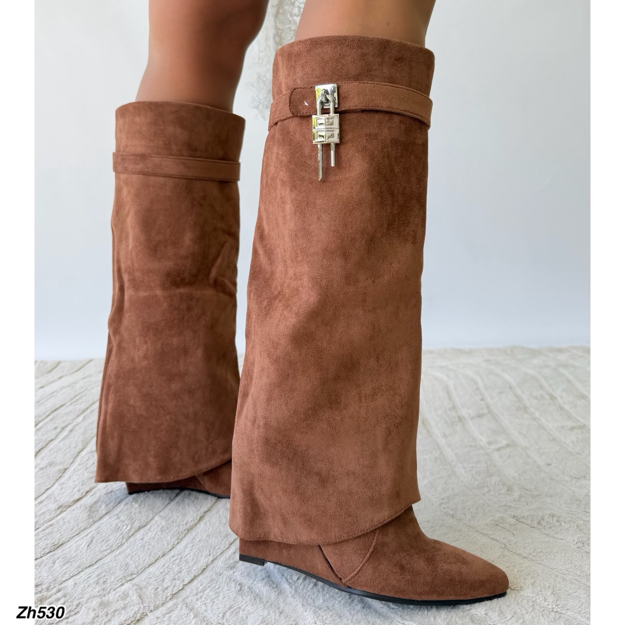 Bota caña alta café doblez detalle plateado tacon corrido 9cm HX2697-C1179