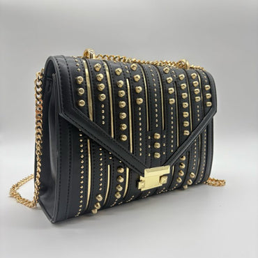 Bolso negro detalles apliques dorado 24cm* 9cm* 17cm C- 23197