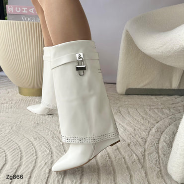 Bota caña media blanco doblez apliques plateado tacon corrido 9cm 255-019