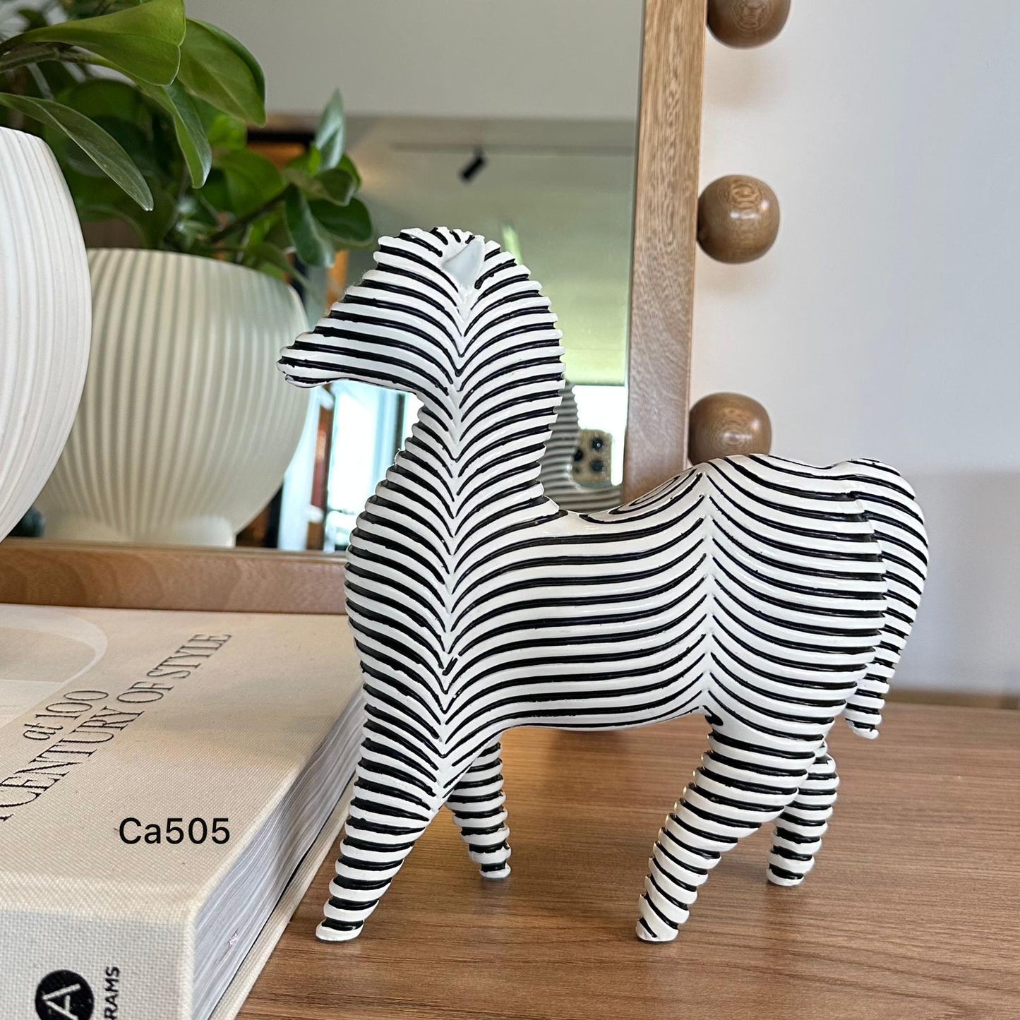 Articulo decorativo cebra blanco y negro resina 20cm* 6cm* 20,5cm