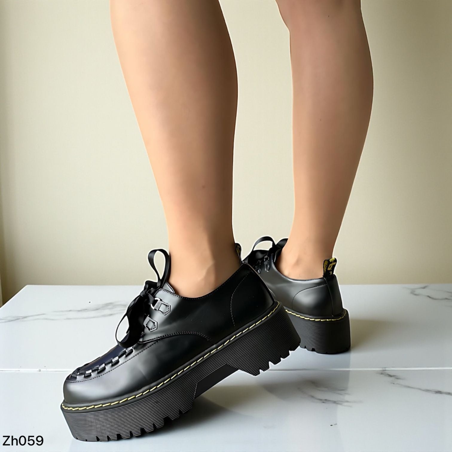 Zapato negro detalle amarillo suela 5cm 255-053