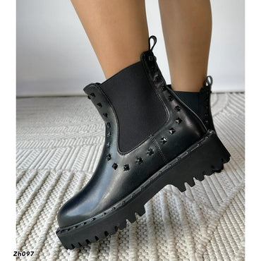 Botin negro apliques detalle resorte suela 4cm 255-060