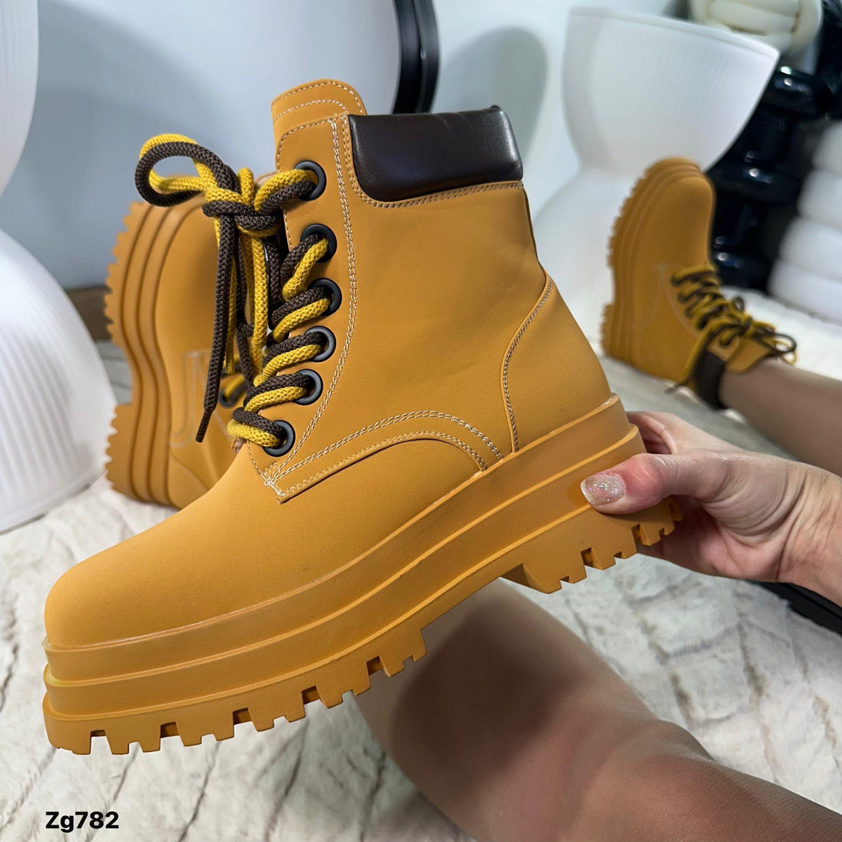 Botin naranja detalles cafe suela 6cm IS14-049