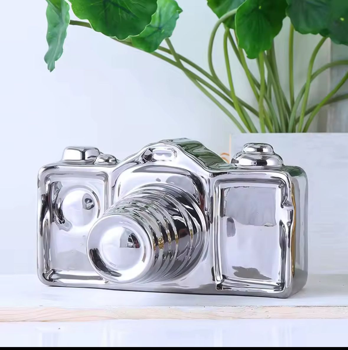 Articulo decorativo camara plateada ceramica 16cm* 11,7cm* 9cm
