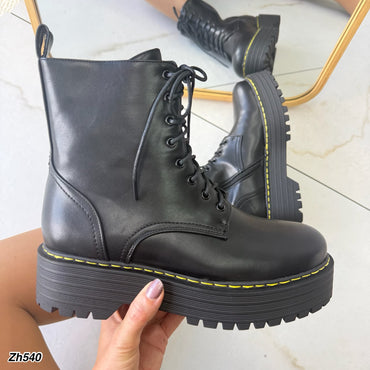 Botin negro detalle amarillo suela 5cm HX3359-B0205