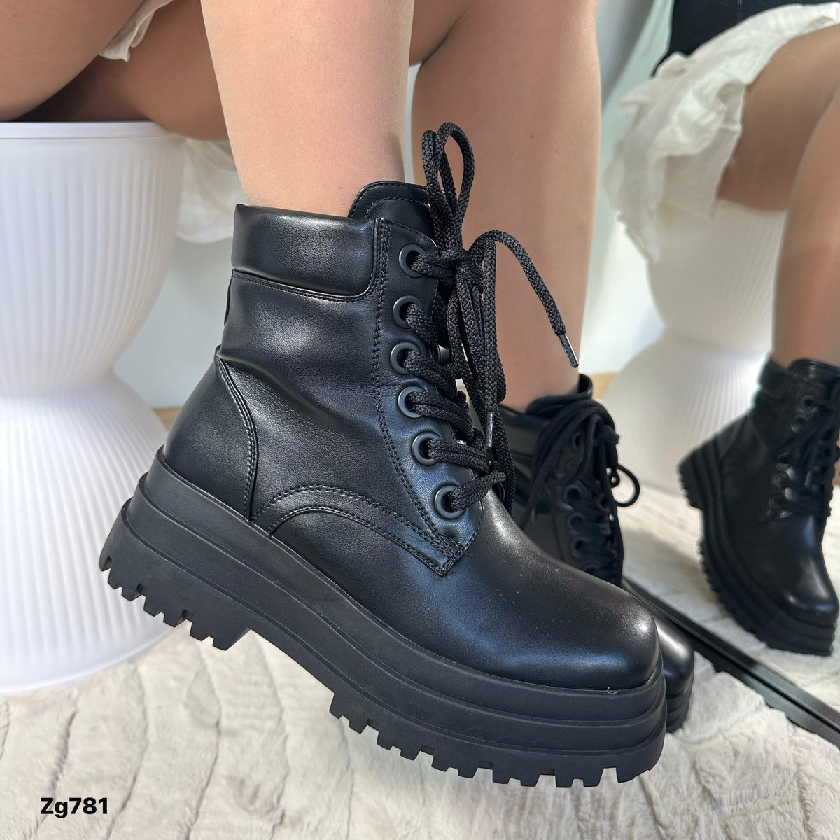 Botin negro suela 6cm IS14-049