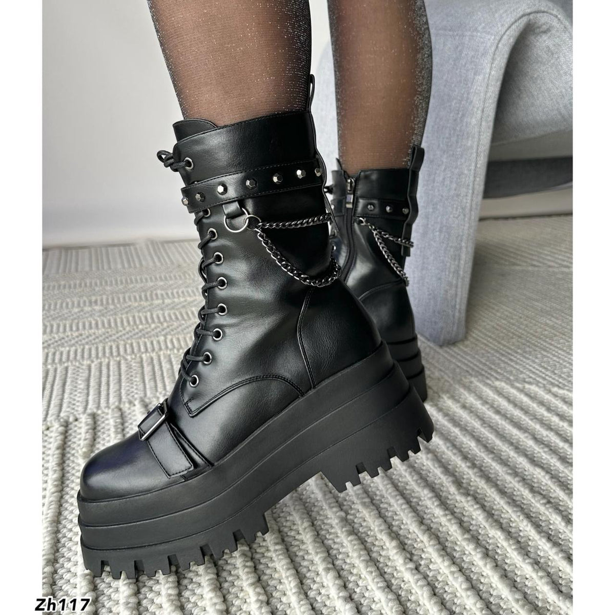 Botin negro detalle correa cadena aplique plomo plataforma 7cm 255-126