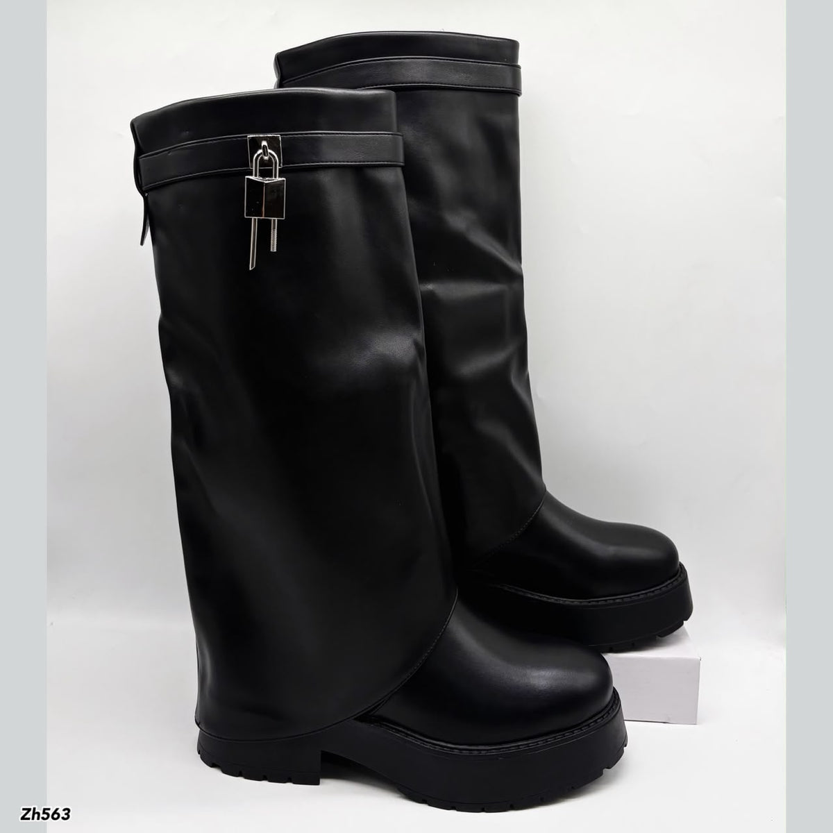 Bota caña alta negro doblez detalle plateado suela 5cm HX3375-C1798