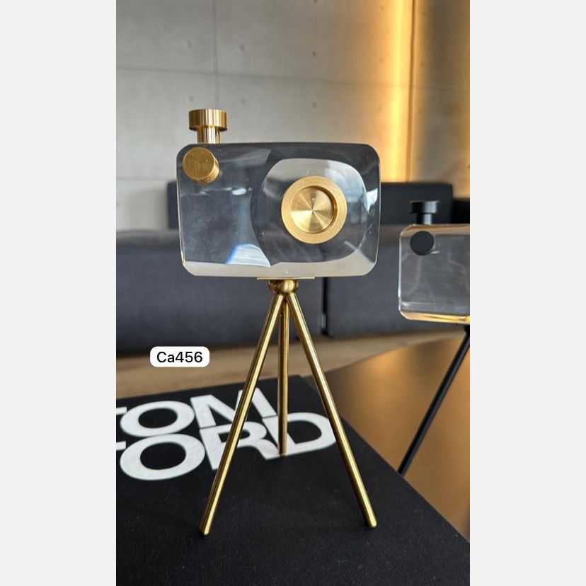 Articulo decorativo camara cristal detalles dorado 13cm* 4,5cm* 10cm* base 17cm