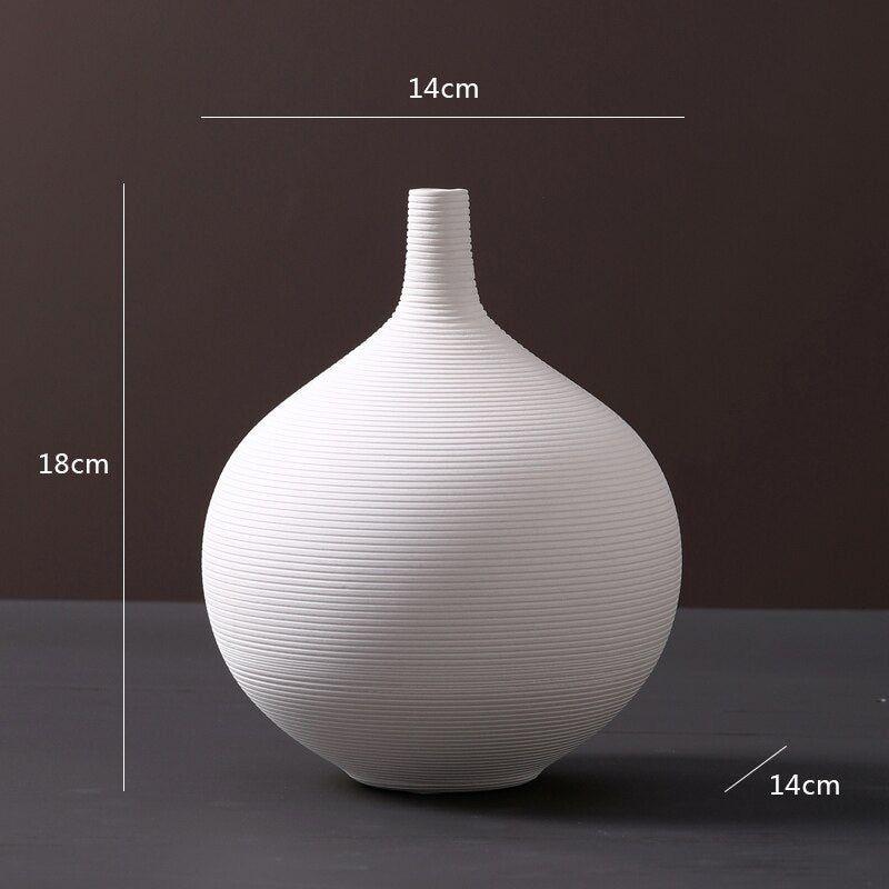 Jarron florero de ceramica blanco ovalado 14cm* 14cm * 17cm