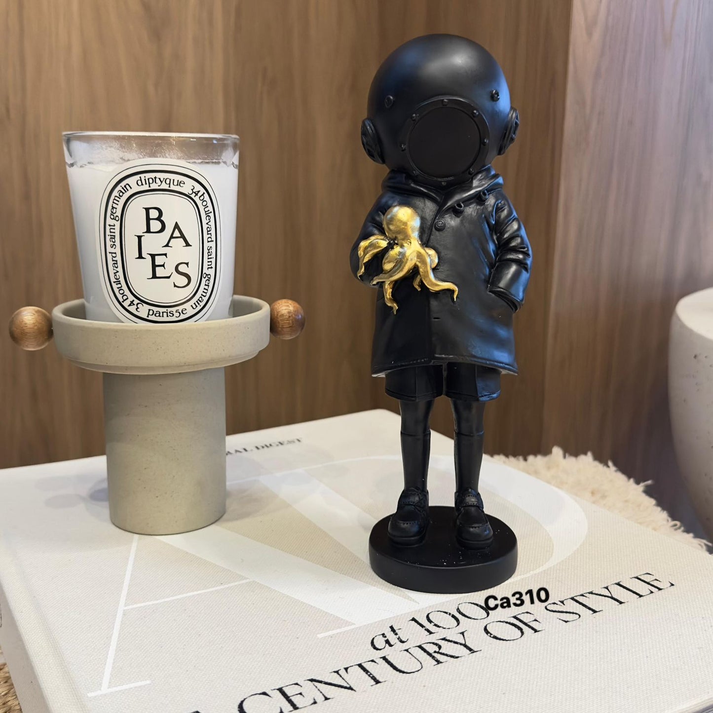 Articulo decorativo astronauta negro pulpo dorado resina 10cm* 7,5cm* 23cm