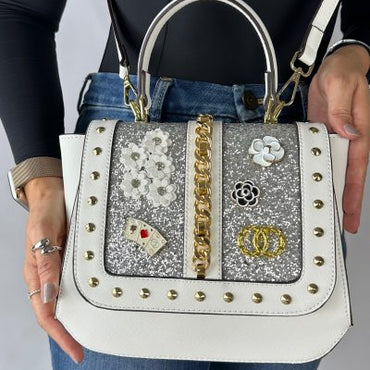 Bolso blanco apliques detalles cadena dorada 24cm* 20cm* 11cm 8029 C-B