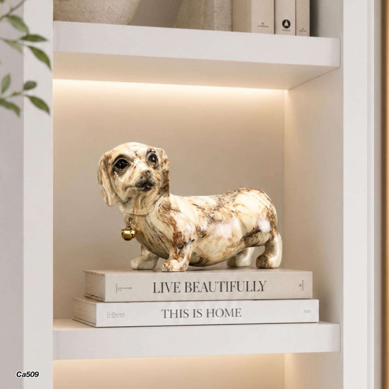 Articulo decorativo perro salchicha beige marmolizado detalle dorado 22cm* 9cm* 13cm