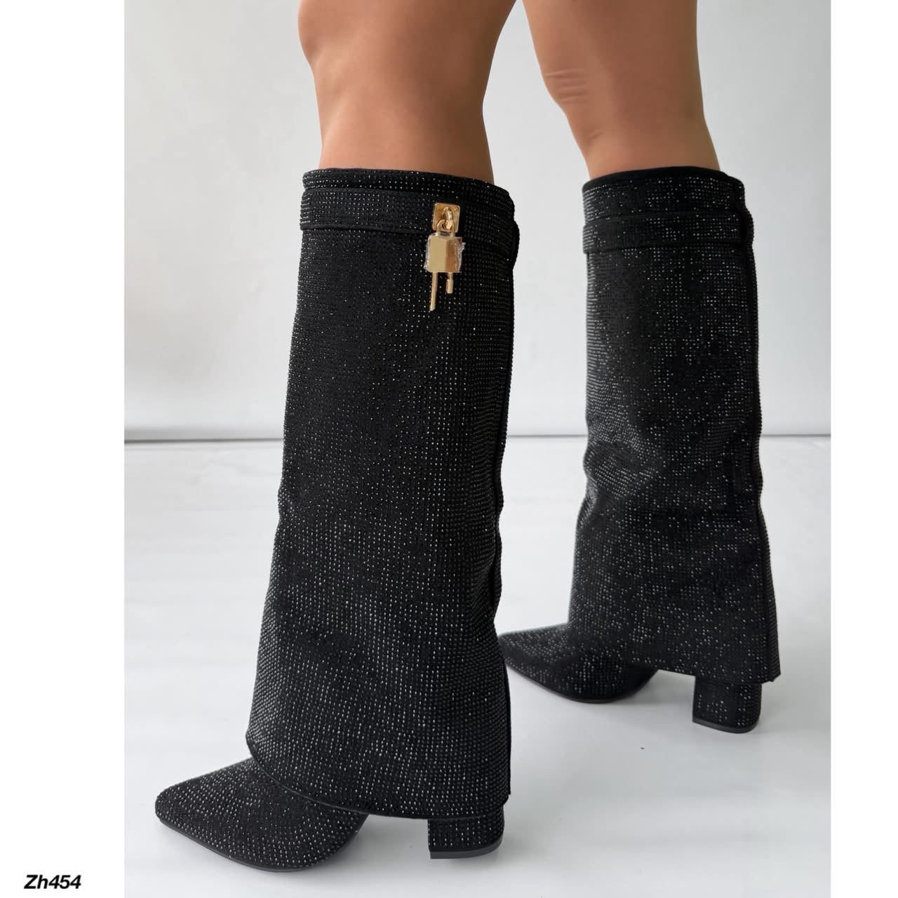 Bota caña alta negro doblez apliques brillantes detalle dorado G719 C-144