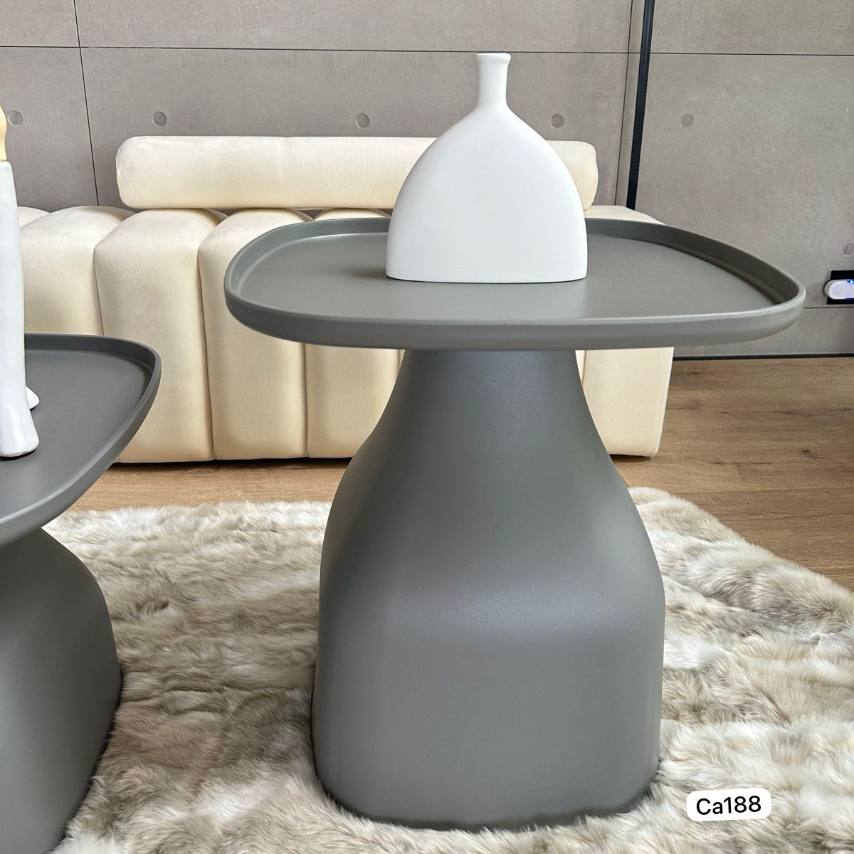 Mesa auxiliar gris con base cono en polietileno mediana 48cm* 48cm* 50cm