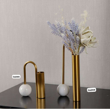 Florero dorado con aplique bola de marmol 15cm* 6cm* 17.5cm