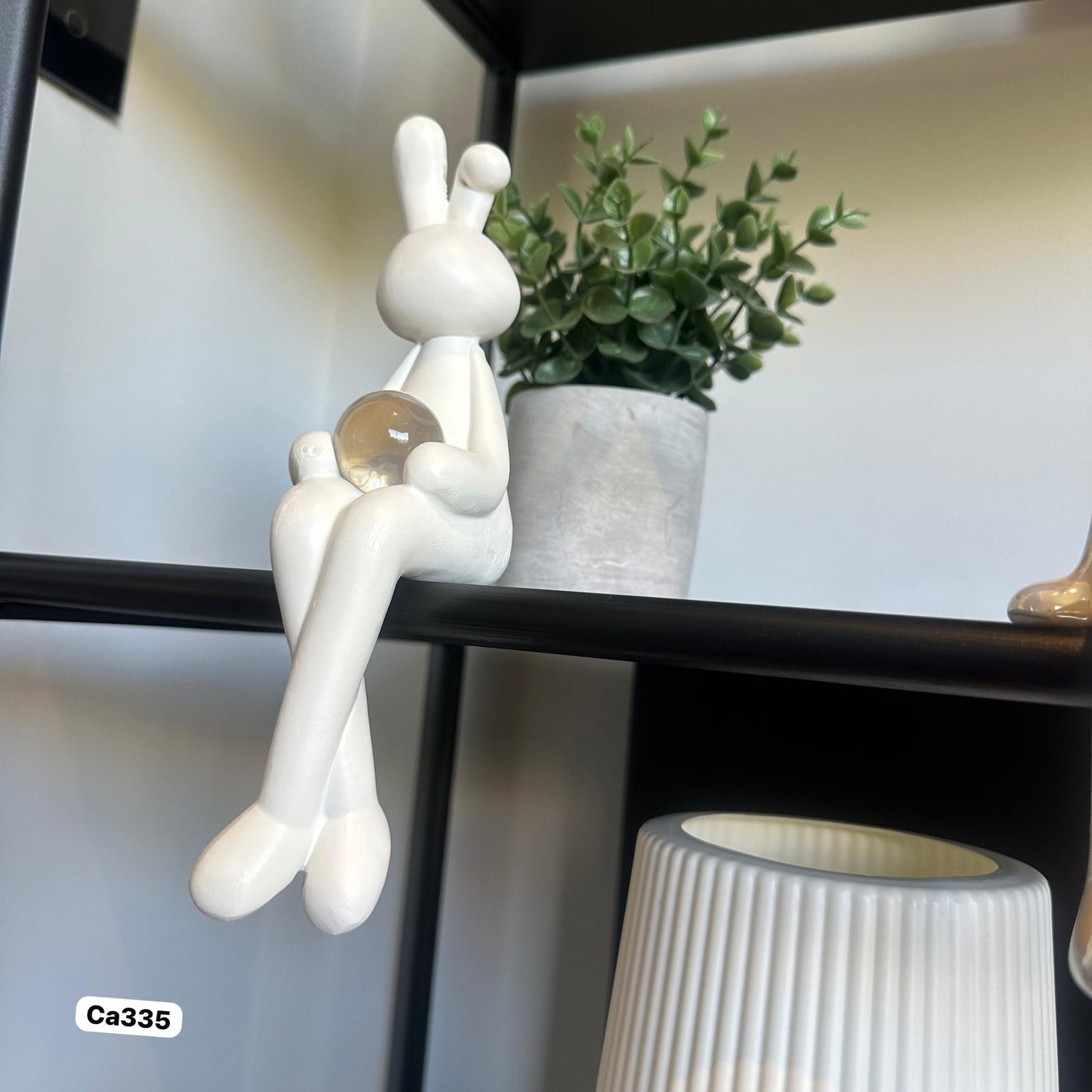Articulo decorativo conejo blanco piernas cruzadas detalle bola cristal 5,3* 9,3* 19,8cm