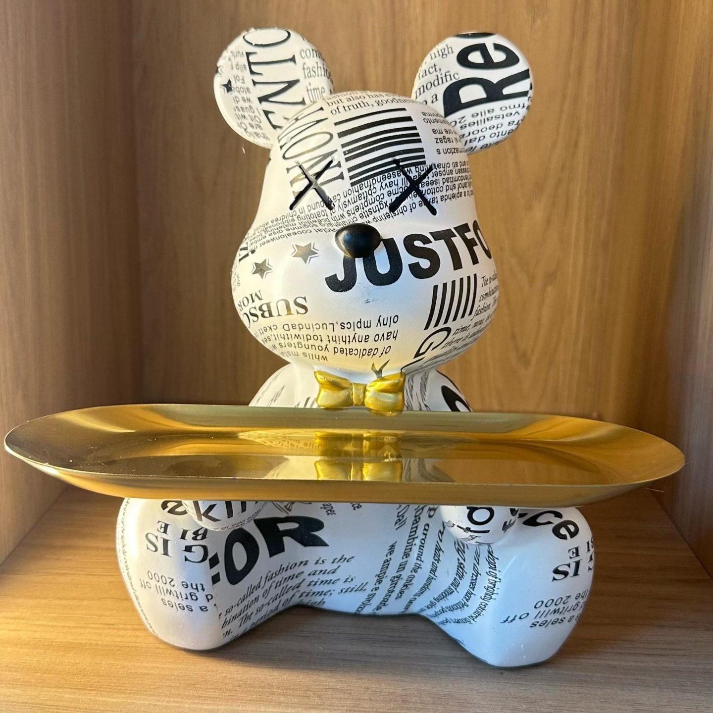 Articulo decorativo oso blanco detalles negro bandeja dorado 23cm* 19cm* 23cm