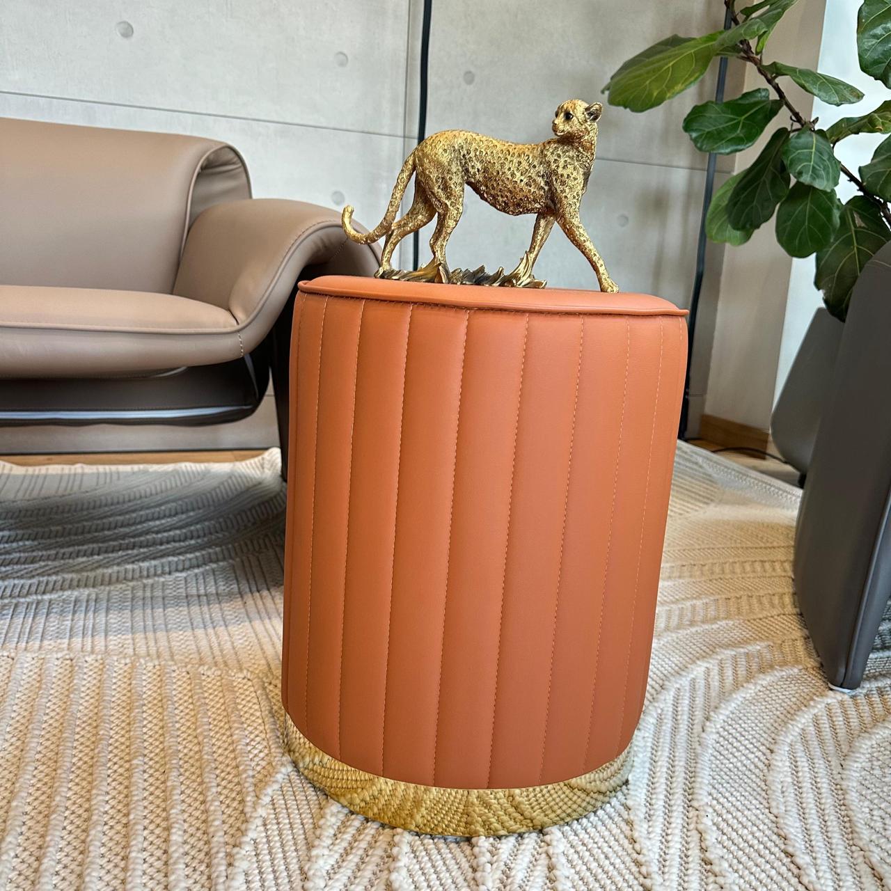 Mesa auxiliar cafe policuero base dorado 33cm* 40cm