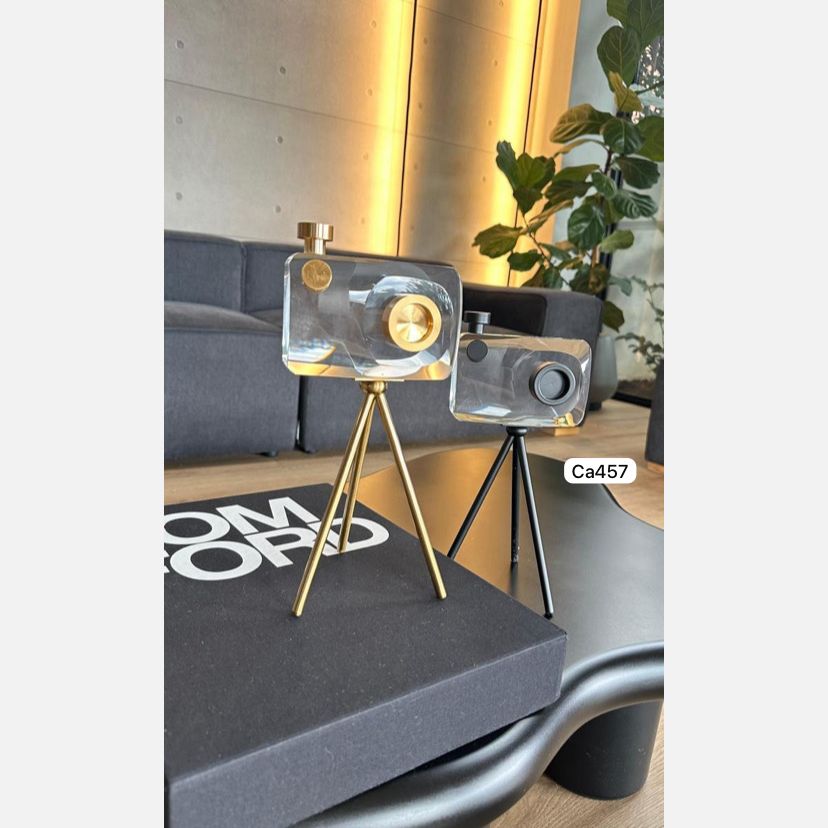 Articulo decorativo camara cristal detalles negro 13cm* 4,5cm* 10cm* base 17cm