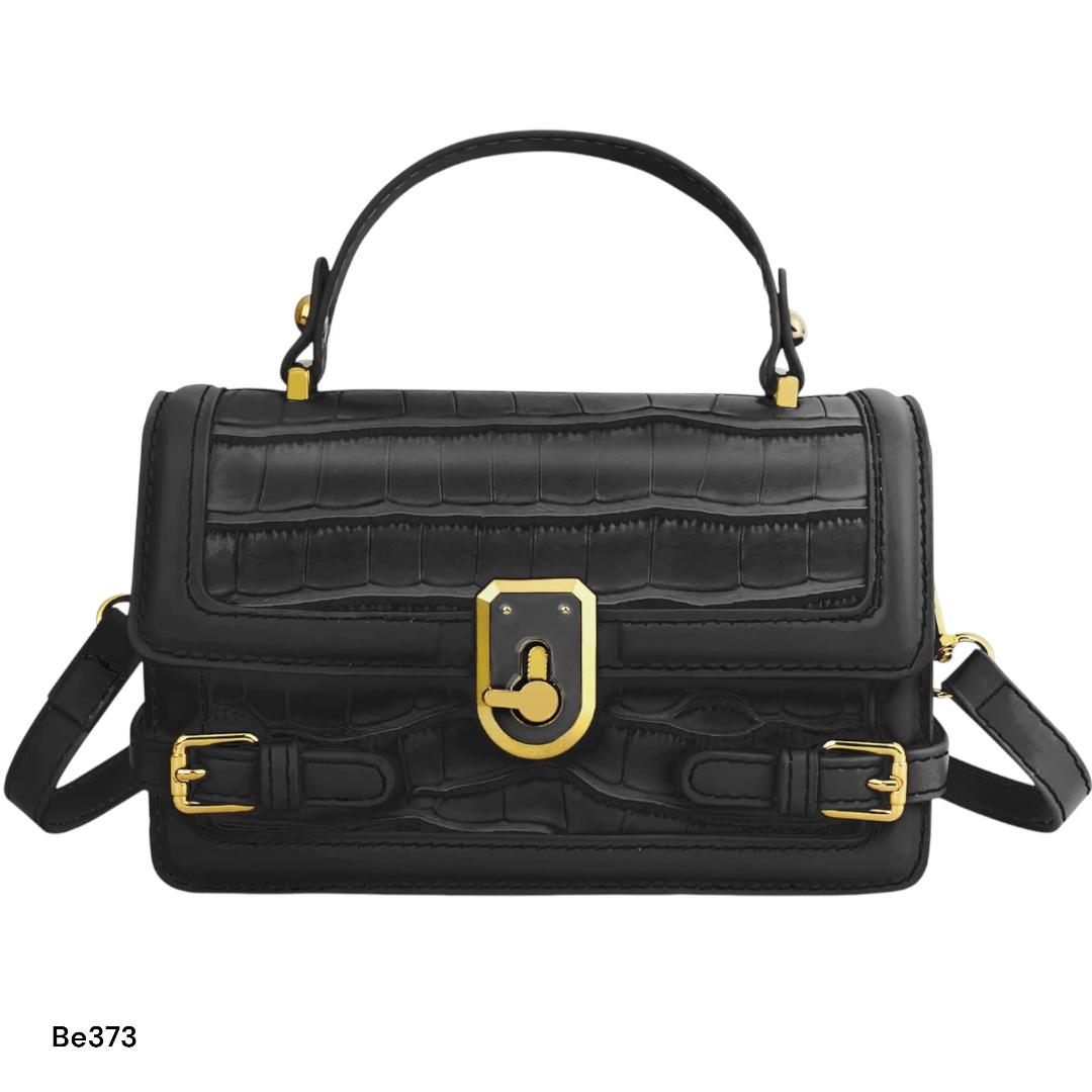 Bolso negro detalles dorado 21cm* 13cm 7808 C-B
