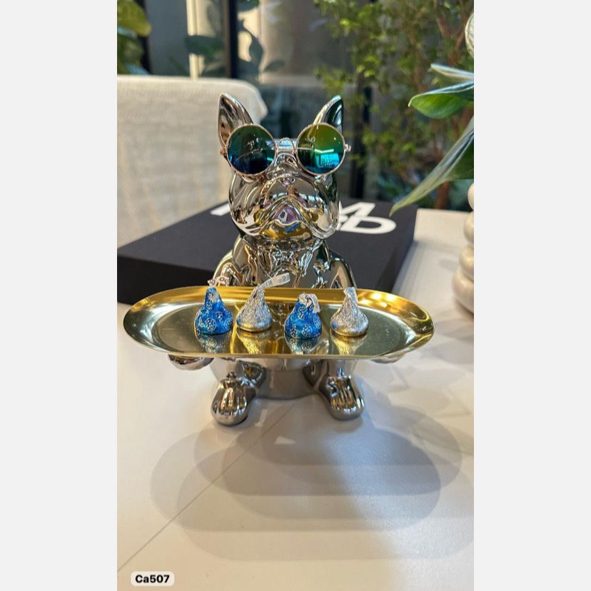 Articulo decorativo perro plateado sentado bandeja en las manos 19cm* 11,5cm* 23,5cm