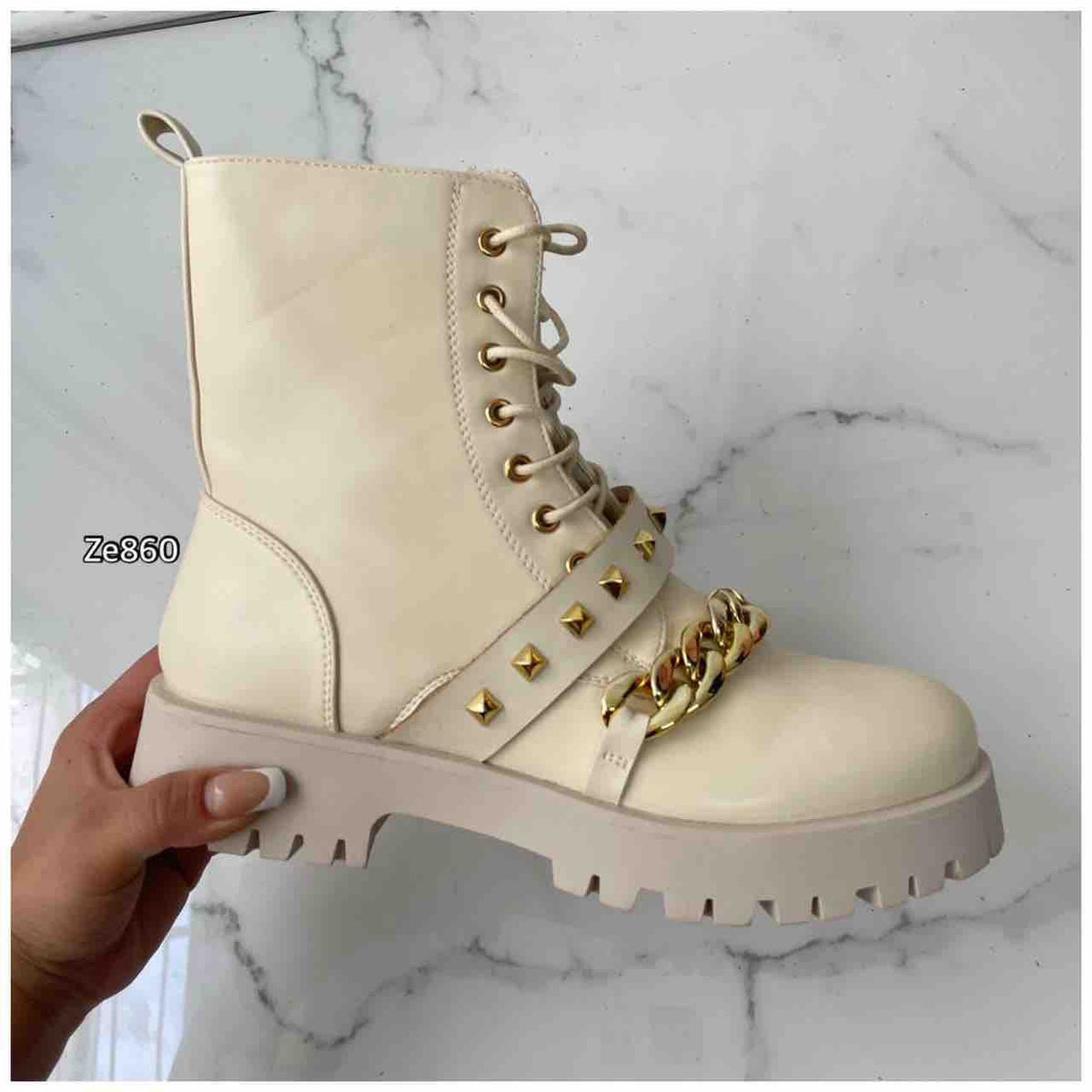 Botin beige aplique dorados suela 3cm 1965 C15