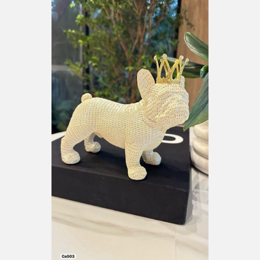 Articulo decorativo perro bull dog caminando textura blanco corona dorado 21cm* 9cm* 17cm