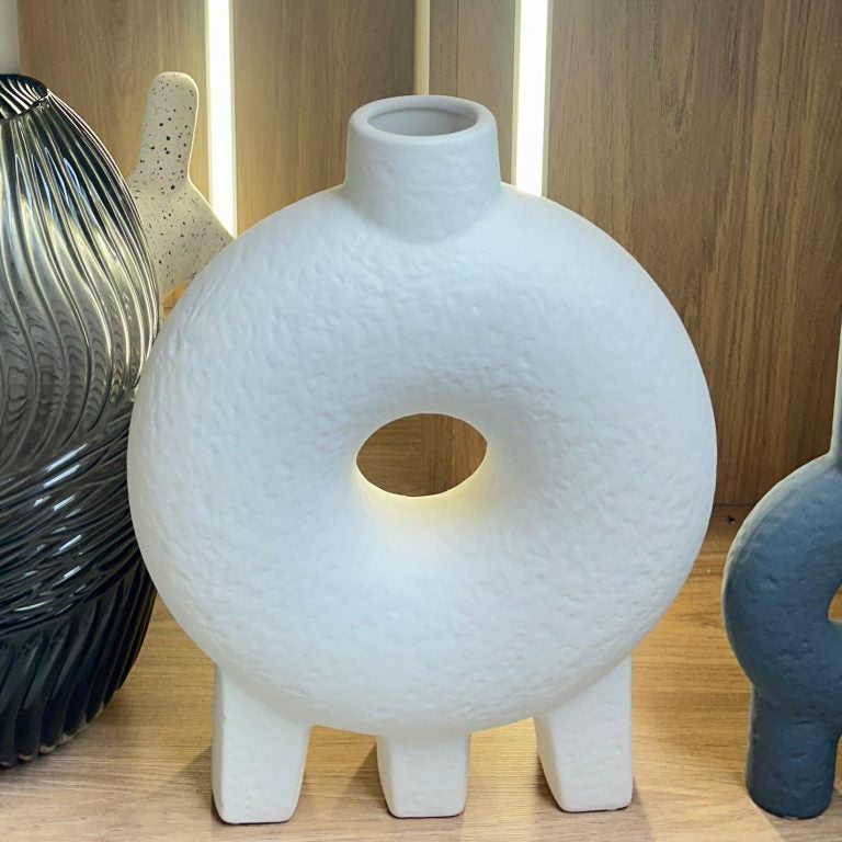 Jarrón de cerámica con círculo geométrico blanco  24cm* 9cm* 31cm