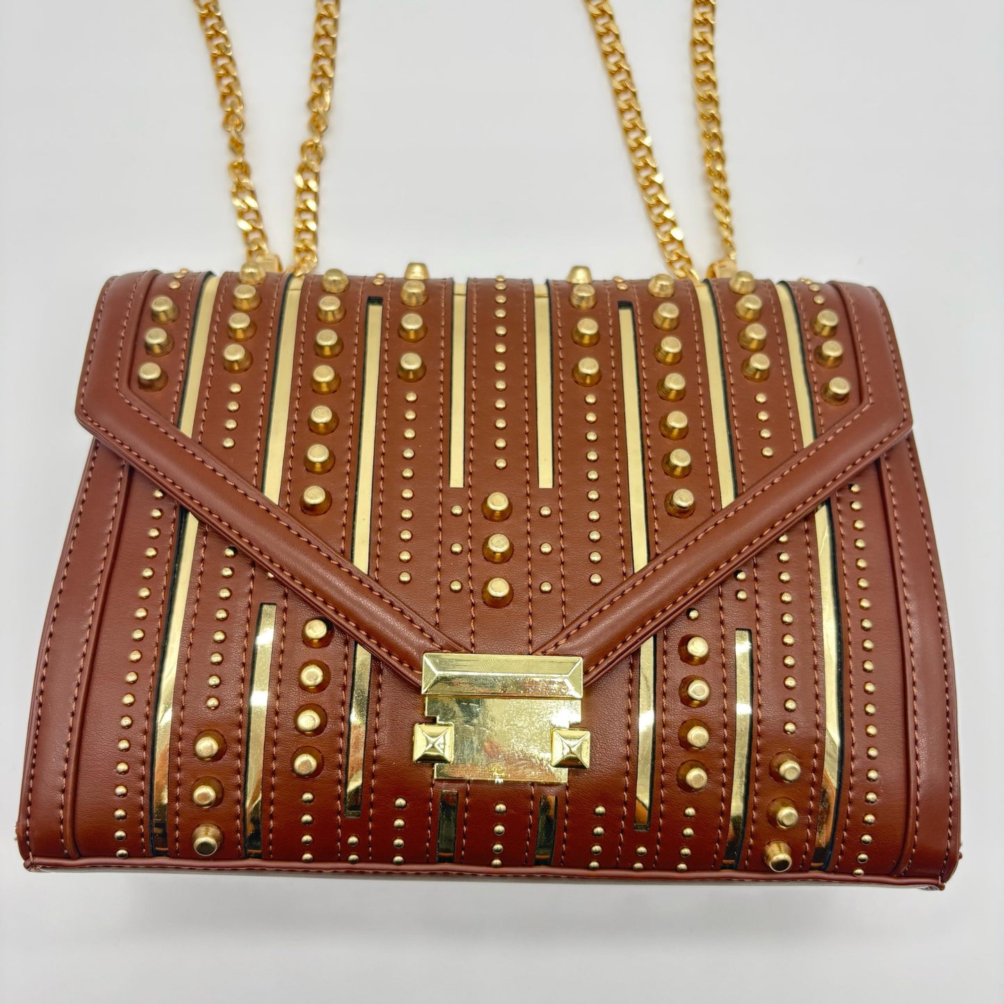 Bolso cafe detalles apliques dorado  24cm* 9cm* 17cm   C- 23197