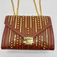 Bolso cafe detalles apliques dorado  24cm* 9cm* 17cm   C- 23197