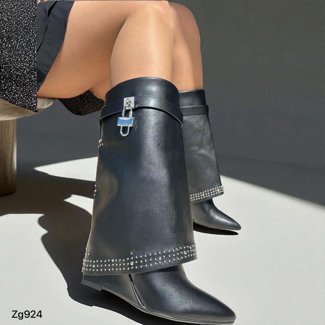 Bota caña media negro doblez apliques plateado tacon corrido 9cm  255-019