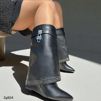 Bota caña media negro doblez apliques plateado tacon corrido 9cm  255-019