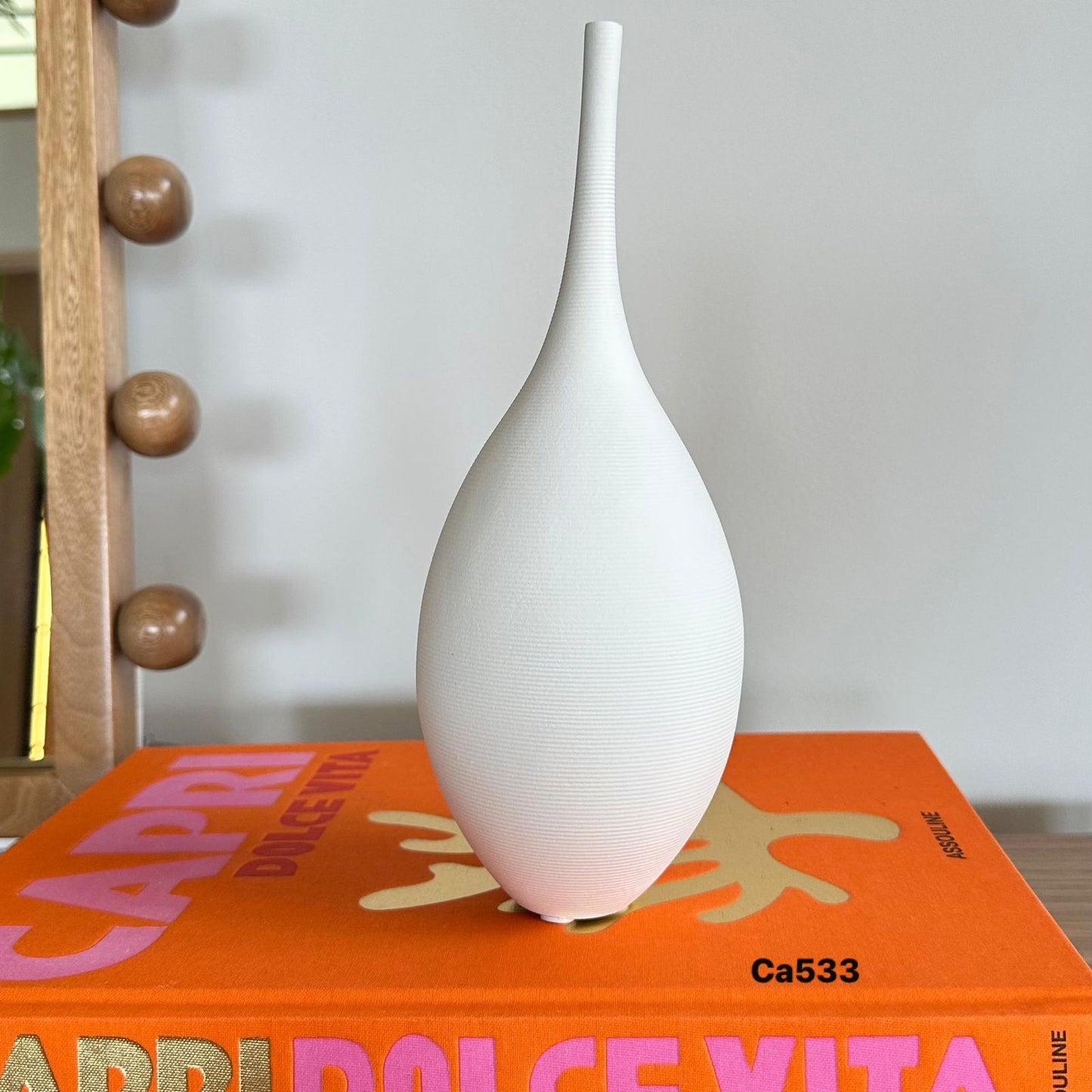 Jarron blanco mediano ovalado boquilla dlgada ceramica  8cm* 8cm* 25cm