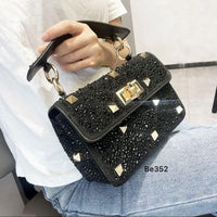 Bolso negro apliques brillantes detalles cadena dorada  24cm* 16cm  2235  C-B