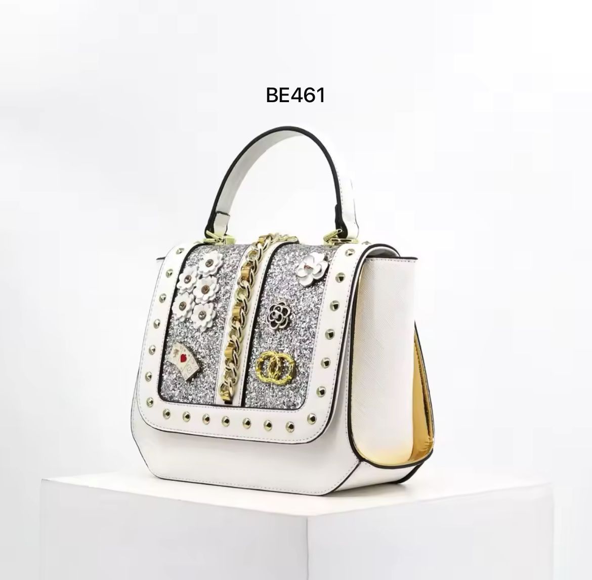 Bolso blanco apliques detalles cadena dorada  24cm* 20cm* 11cm  8029  C-B