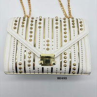 Bolso blanco detalles apliques dorado  24cm* 9cm* 17cm   C- 23197