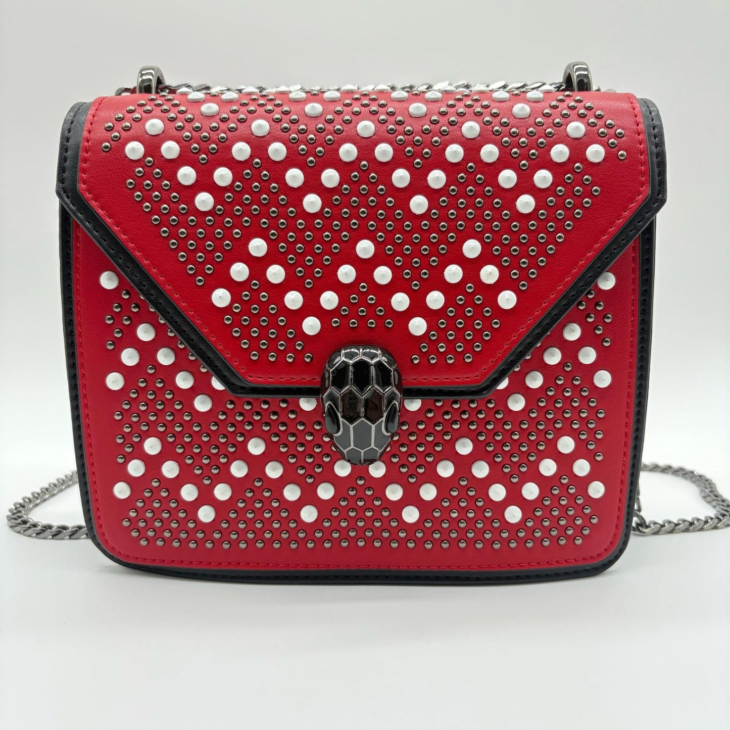Bolso rojo apliques y cadena plomo  20cm* 7cm* 16cm   C- 23195