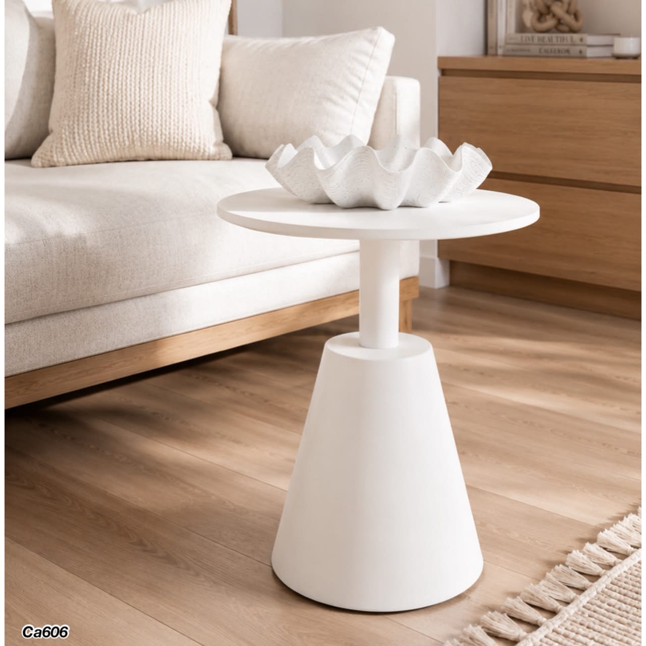 Mesa auxiliar beige aluminio base cono  52cm* 52cm* 58cm