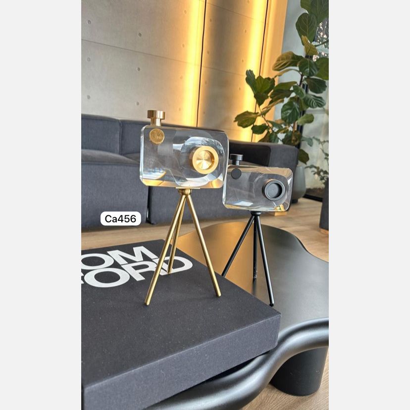 Articulo decorativo camara cristal detalles dorado  13cm* 4,5cm* 10cm*   base 17cm
