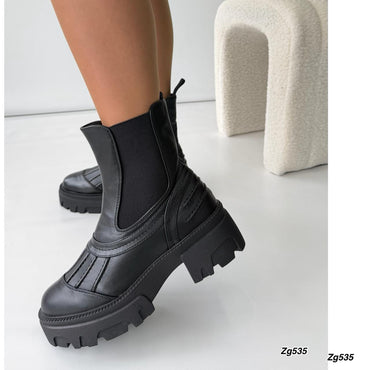 Botin negro resorte suela 5cm  UK68  C-77
