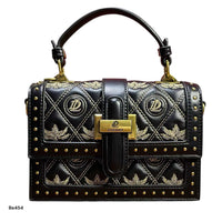 Bolso negro textura apliques dorados  20.5cm* 14cm* 7.5cm   LD-6768  C-B