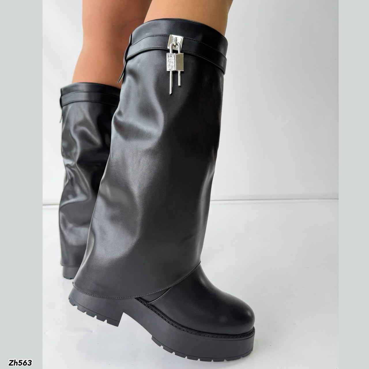 Bota caña alta negro doblez detalle plateado suela 5cm  HX3375-C1798